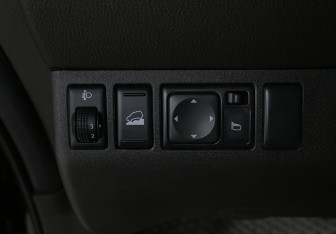 Подержанный автомобиль Nissan Pathfinder 2014 года (15 фото)