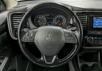 Подержанный автомобиль Mitsubishi Outlander 2016 года (25 фото)