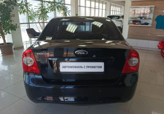 Подержанный автомобиль Ford Focus Sedan 2009 года (6 фото)