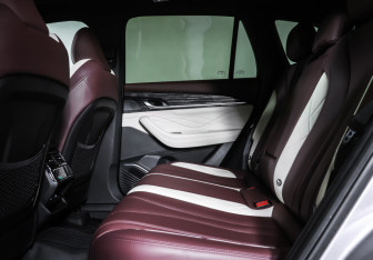 Подержанный автомобиль Geely Monjaro 2024 года (12 фото)