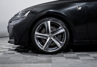 Подержанный автомобиль Lexus IS Sedan 2017 года (15 фото)