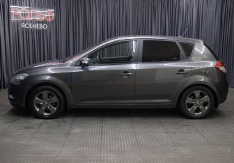 Подержанный автомобиль Kia Ceed Hatchback 2010 года (8 фото)