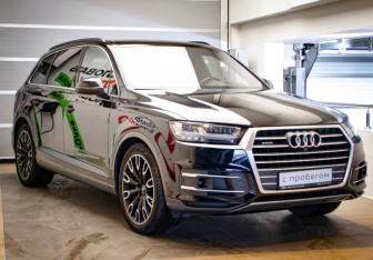 Подержанный автомобиль Audi Q7 2017 года (3 фото)