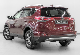 Подержанный автомобиль Toyota RAV4 2015 года (7 фото)