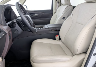 Подержанный автомобиль Toyota Alphard 2024 года (21 фото)