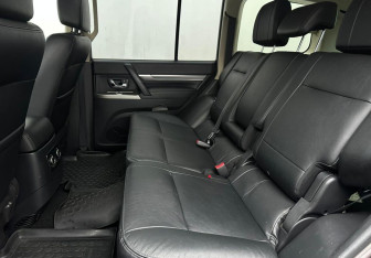 Подержанный автомобиль Mitsubishi Pajero 2015 года (10 фото)