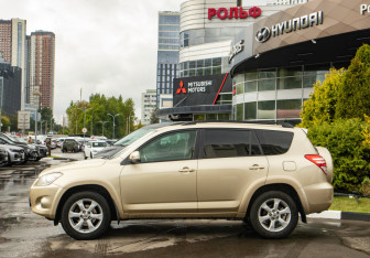 Подержанный автомобиль Toyota RAV4 2011 года (6 фото)