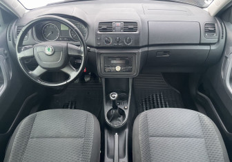 Подержанный автомобиль Skoda Fabia Hatchback 2011 года (9 фото)
