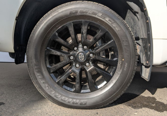 Подержанный автомобиль Toyota Land Cruiser Prado 2020 года (12 фото)