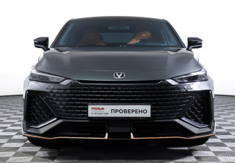 Подержанный автомобиль Changan UNI-V 2023 года (2 фото)