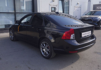 Подержанный автомобиль Volvo S40 2011 года (7 фото)