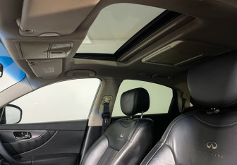 Подержанный автомобиль Infiniti FX 2009 года (16 фото)
