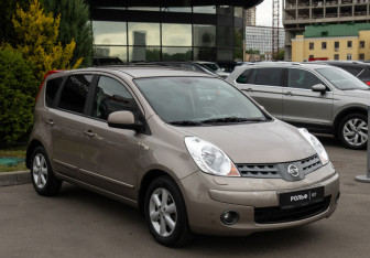 Подержанный автомобиль Nissan Note 2008 года (2 фото)