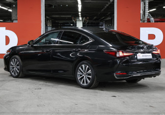 Подержанный автомобиль Lexus ES 2019 года (7 фото)