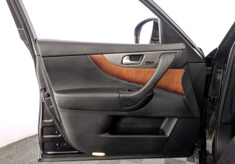 Подержанный автомобиль Infiniti QX70 2016 года (19 фото)