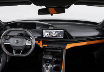 Подержанный автомобиль Changan UNI-V 2023 года (17 фото)