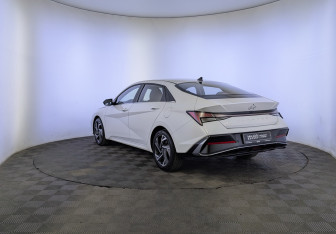 Подержанный автомобиль Hyundai Elantra Sedan 2023 года (7 фото)