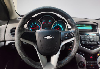 Подержанный автомобиль Chevrolet Cruze Hatchback 2012 года (15 фото)