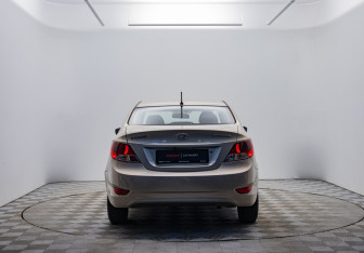 Подержанный автомобиль Hyundai Solaris Sedan 2011 года (6 фото)