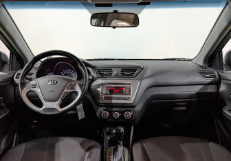 Подержанный автомобиль Kia Rio Sedan 2015 года (14 фото)