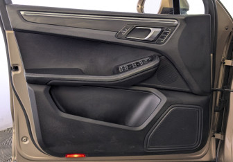 Подержанный автомобиль Porsche Macan 2016 года (19 фото)