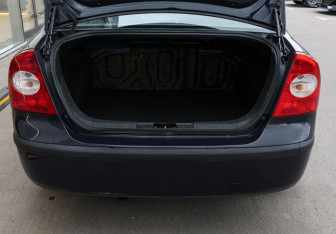 Подержанный автомобиль Ford Focus Sedan 2006 года (10 фото)