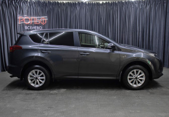 Подержанный автомобиль Toyota RAV4 2013 года (4 фото)