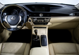 Подержанный автомобиль Lexus ES 2012 года (12 фото)