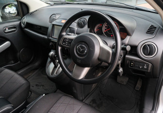 Подержанный автомобиль Mazda Demio 2011 года (11 фото)