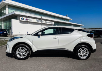 Подержанный автомобиль Toyota C-HR 2020 года (8 фото)