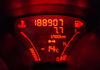 Подержанный автомобиль Nissan Juke 2012 года (16 фото)