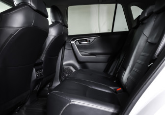 Подержанный автомобиль Toyota RAV4 2020 года (12 фото)