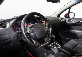 Подержанный автомобиль Citroen C4 Hatchback 2011 года (9 фото)