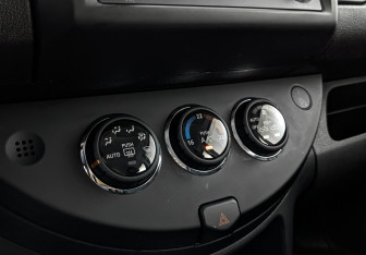 Подержанный автомобиль Nissan Note 2013 года (21 фото)