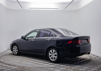 Подержанный автомобиль Honda Accord Sedan 2005 года (7 фото)