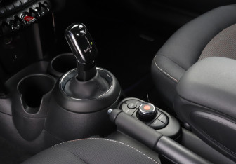 Подержанный автомобиль MINI Hatch 2020 года (15 фото)