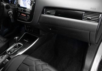 Подержанный автомобиль Mitsubishi Outlander 2018 года (23 фото)