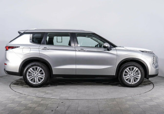 Подержанный автомобиль Mitsubishi Outlander 2022 года (4 фото)