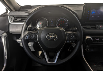 Подержанный автомобиль Toyota RAV4 2021 года (21 фото)