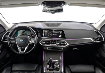 Подержанный автомобиль BMW X5 2018 года (14 фото)