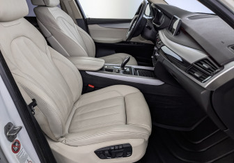 Подержанный автомобиль BMW X5 2015 года (24 фото)