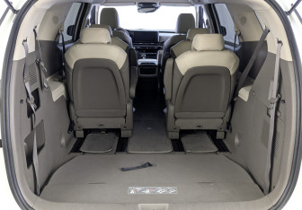 Подержанный автомобиль Kia Carnival 2021 года (10 фото)