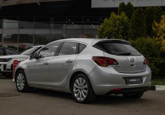 Подержанный автомобиль Opel Astra Hatchback 2011 года (5 фото)