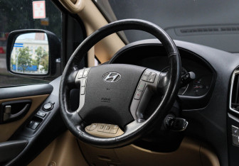 Подержанный автомобиль Hyundai H-1 2016 года (12 фото)
