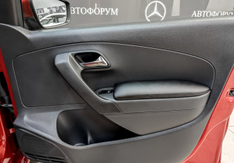 Подержанный автомобиль Volkswagen Polo Sedan 2012 года (23 фото)