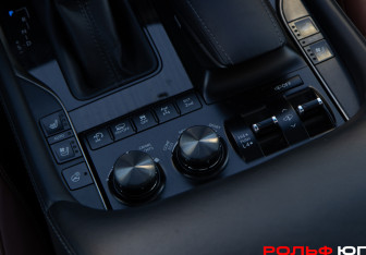 Подержанный автомобиль Lexus LX 2018 года (23 фото)