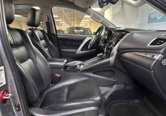 Подержанный автомобиль Mitsubishi Pajero Sport 2017 года (10 фото)