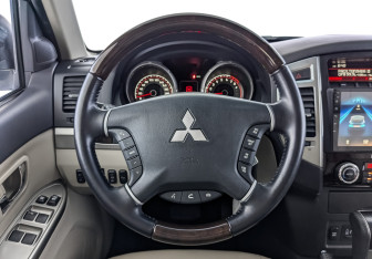 Подержанный автомобиль Mitsubishi Pajero 2019 года (21 фото)