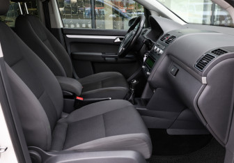 Подержанный автомобиль Volkswagen Touran 2012 года (10 фото)