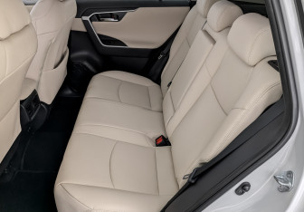 Подержанный автомобиль Toyota RAV4 2021 года (12 фото)